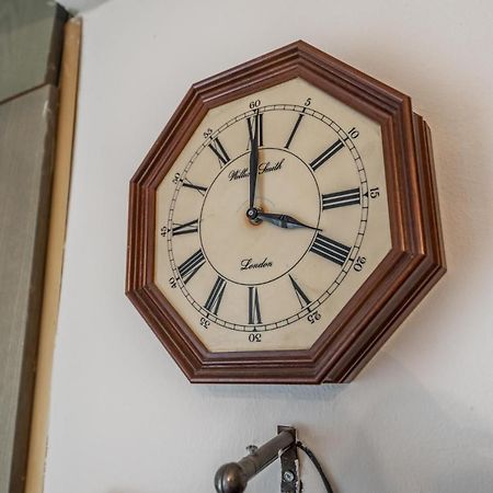 Vintage And Warm 2Br Apartament In Тирана Экстерьер фото