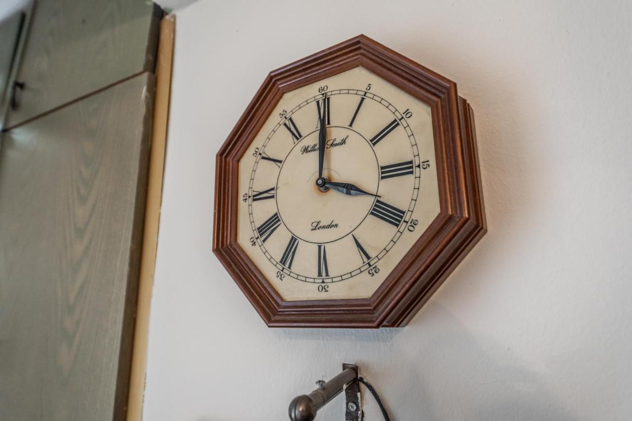 Vintage And Warm 2Br Apartament In Тирана Экстерьер фото