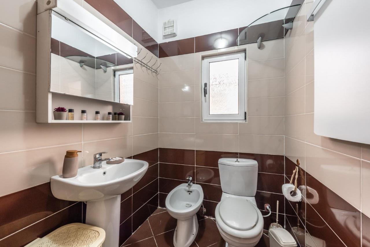 Vintage And Warm 2Br Apartament In Тирана Экстерьер фото